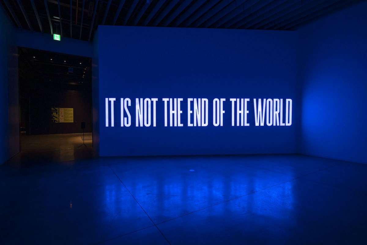 《世界の終わりってわけじゃない》/ スーパーフレックス こちらの大きな作品は 自宅では無く美術館で展示することを想定して発注したそう (2019)（写真撮影：ぷらいまり）